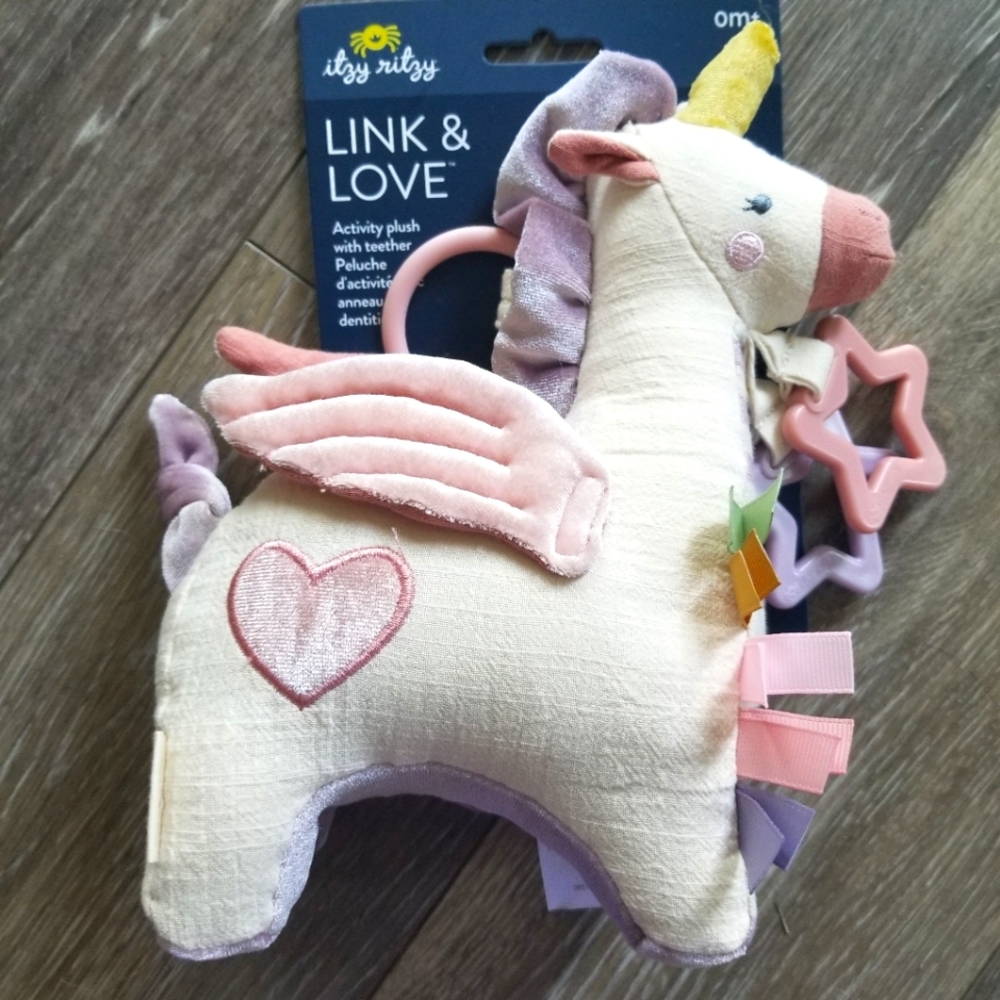 Itzy Ritzy Link & Love. NWT.